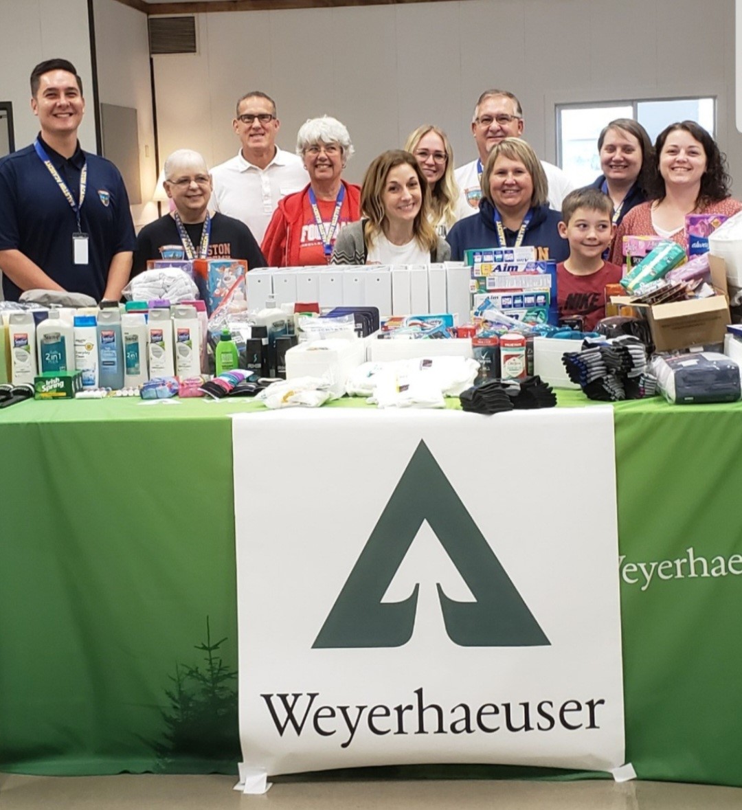 Image of Shaunna, far right, at a donation drive to collect school supplies and other products for Ralston Academy in Lebanon, Ore.