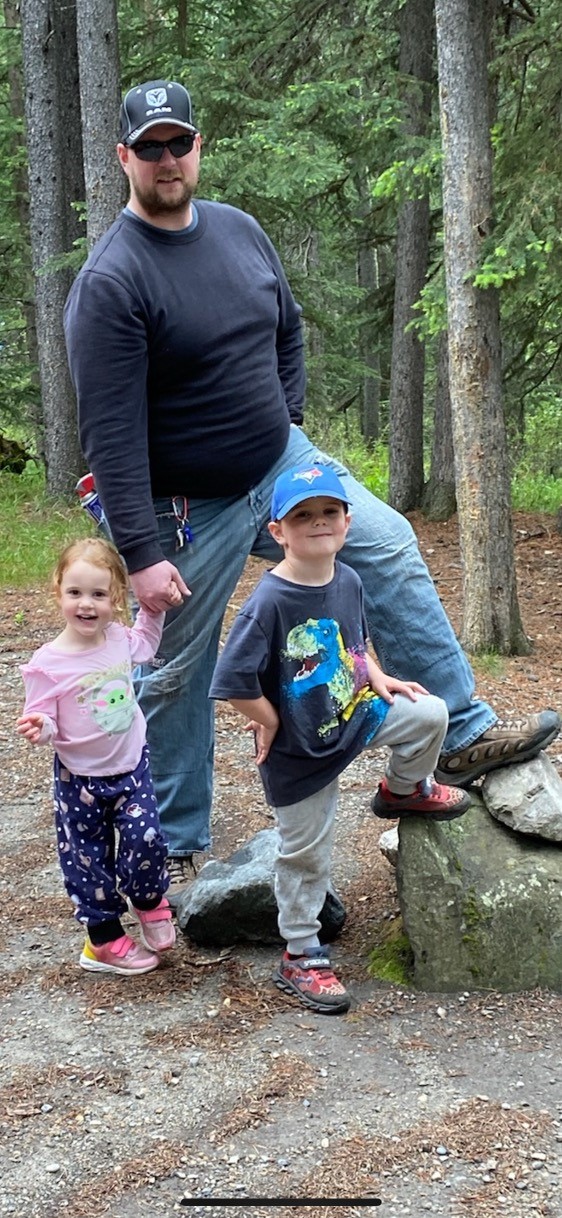 Image of Larry with his kids, Summer (3) and Garrett (5).