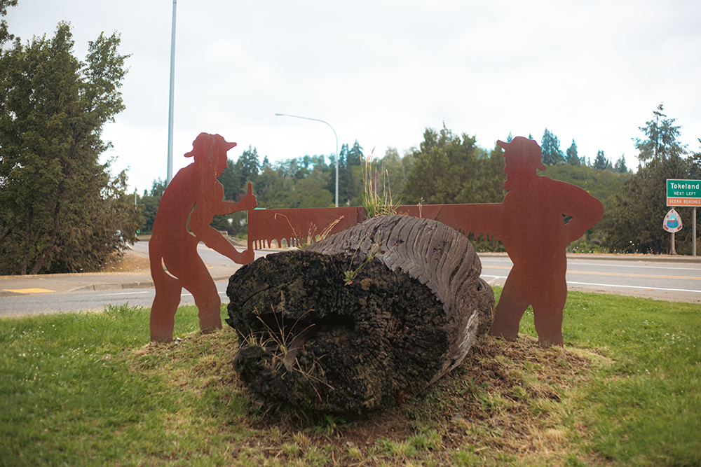 A statue showing two men sawing a log in Raymond, Washington.