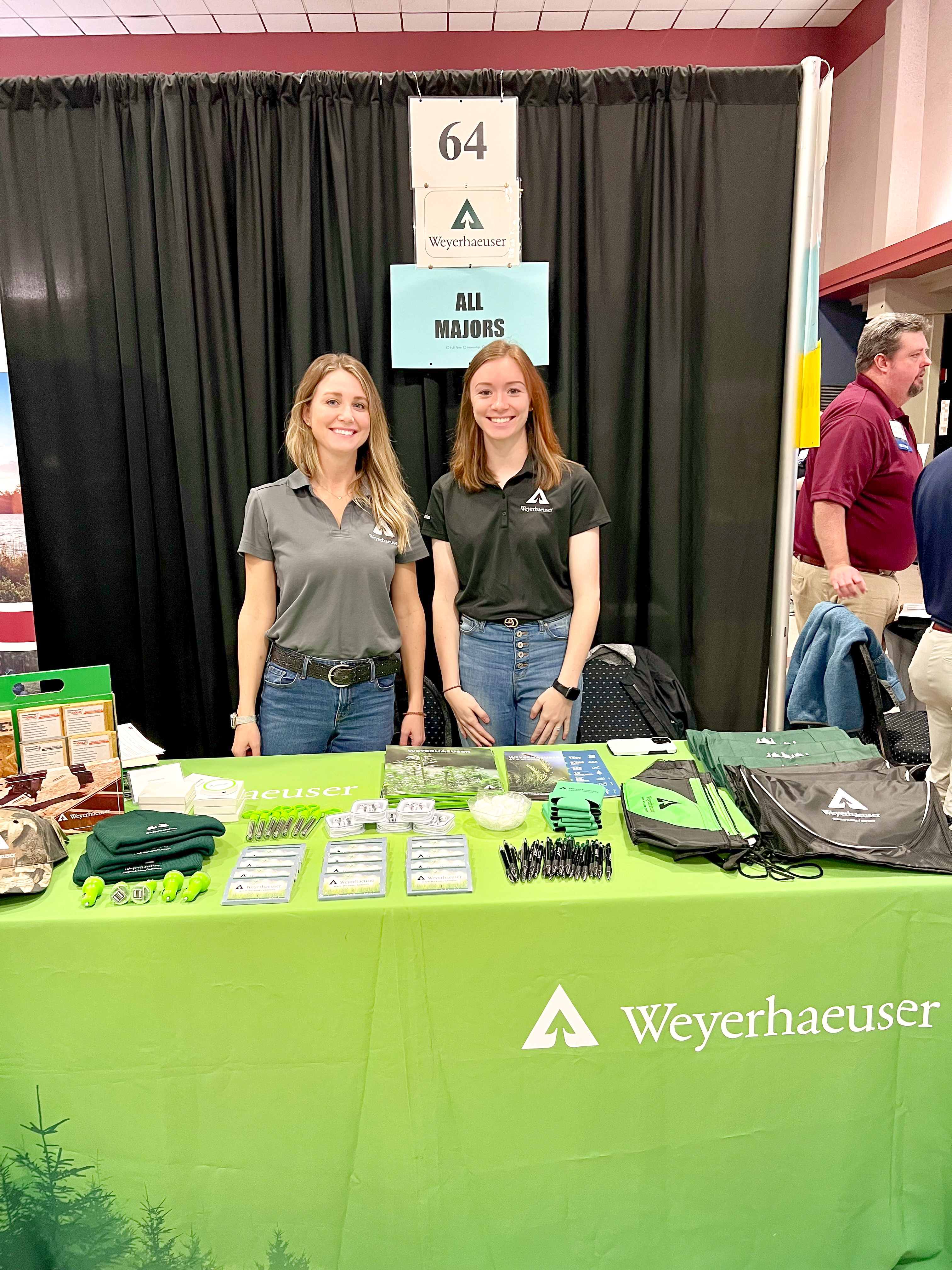 Image of Sydney and Cody Lewing, HR business partner for the Weyerhaeuer Arcadia OSB plant, at a career fair.