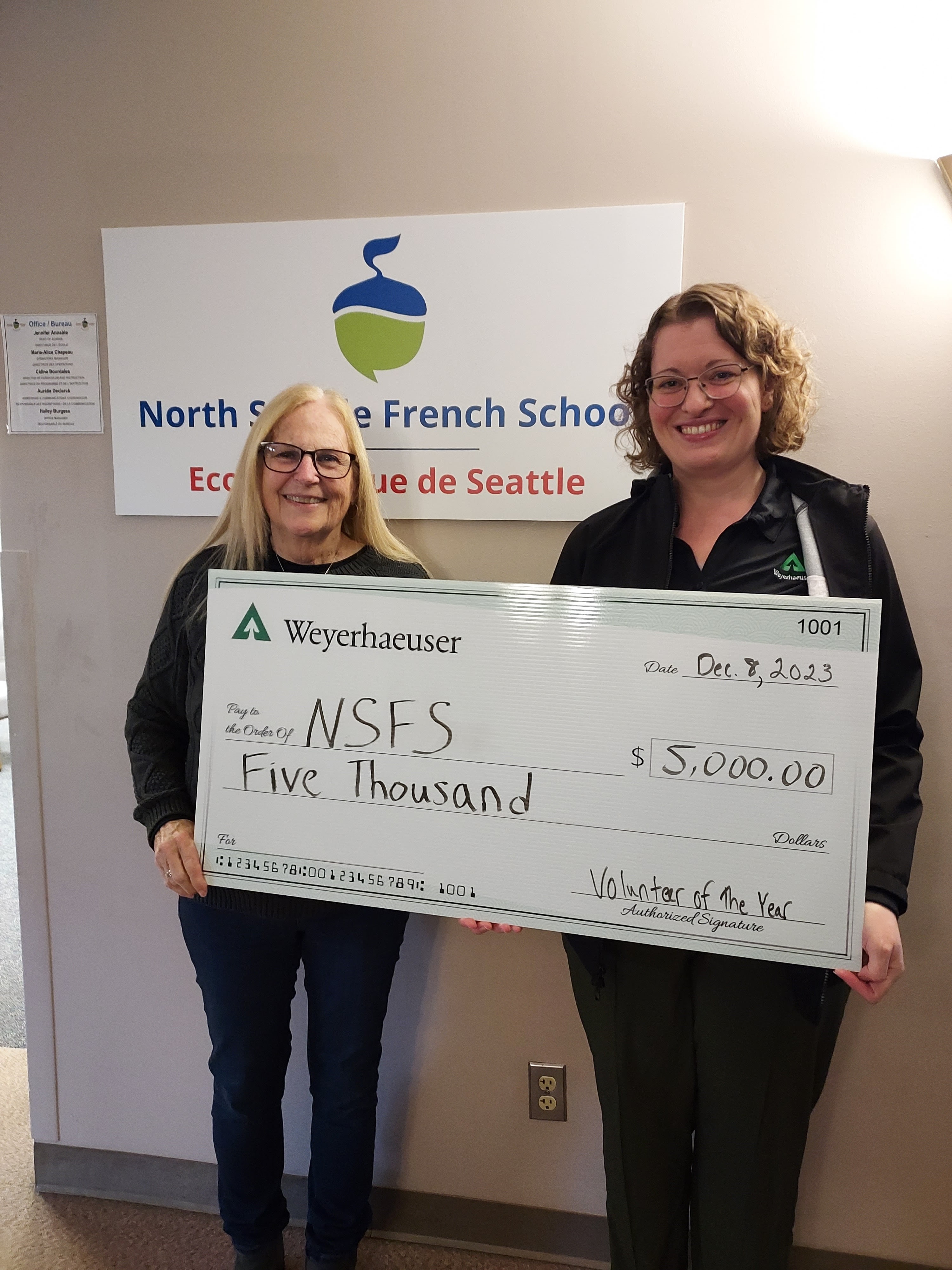 Image of Malissa presenting her $5000 Volunteer of the Year grant to the NSFS head of school.